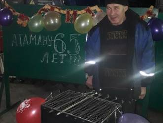 65 лет нашему опытному  сотруднику.