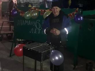 65 лет нашему опытному  сотруднику.